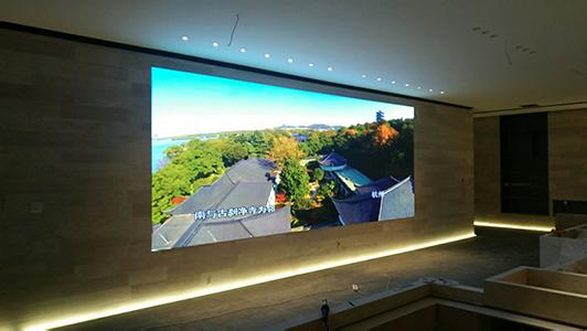 小間距LED顯示屏何時(shí)能在在室內(nèi)LED顯示屏顯示市場(chǎng)成熟應(yīng)用？