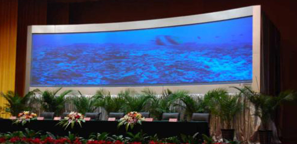 小間距LED顯示屏是什么？它比傳統(tǒng)顯示屏的區(qū)別？